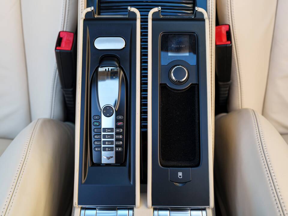 Bild 21/27 von Bentley Azure (2007)