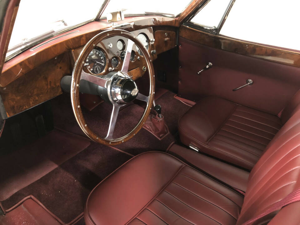 Image 15/24 of Jaguar XK 120 FHC (1952)