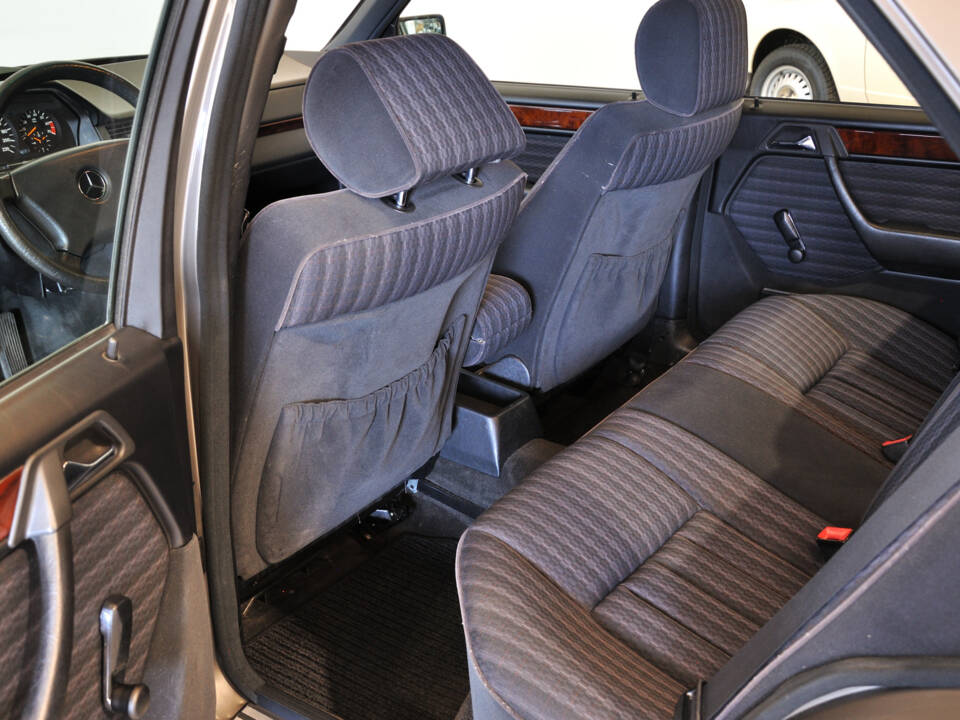 Image 13/25 of Mercedes-Benz 200 E (1992)
