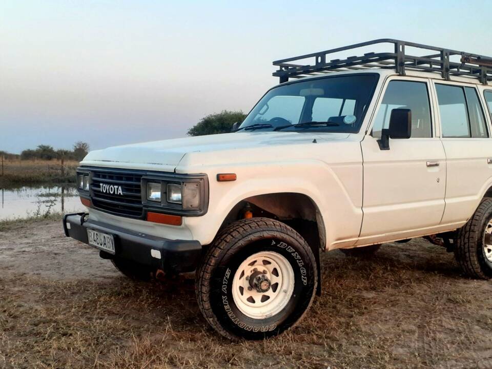 Image 11/61 of Toyota Land Cruiser FJ 62 (1989)