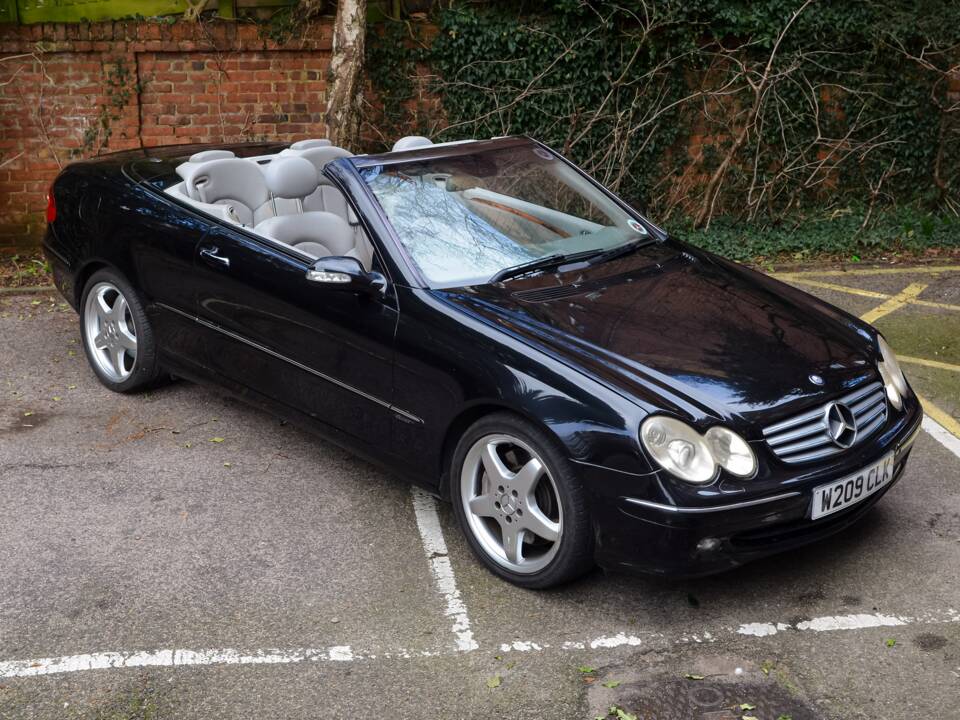 Image 16/49 of Mercedes-Benz CLK 500 (2004)