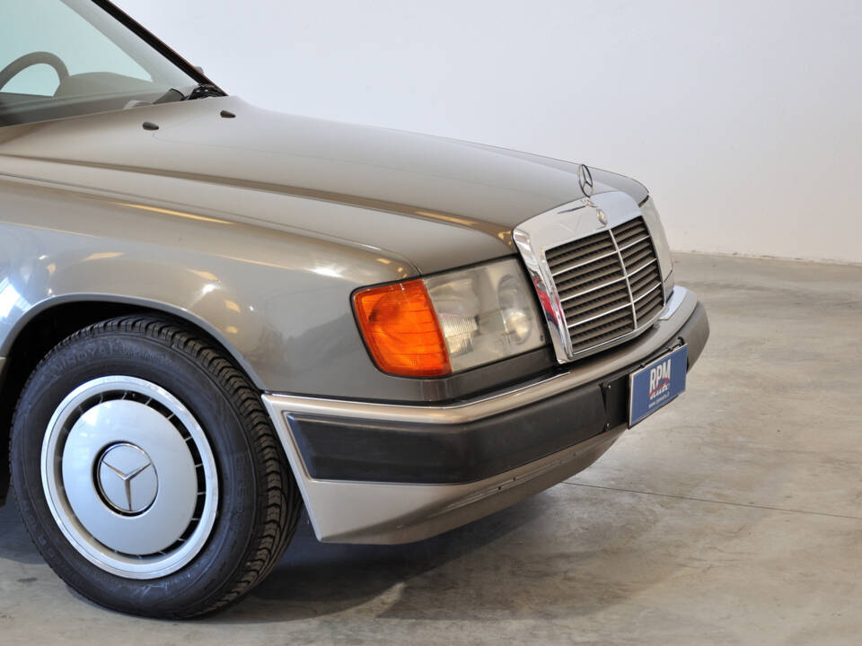 Image 23/25 of Mercedes-Benz 200 E (1992)