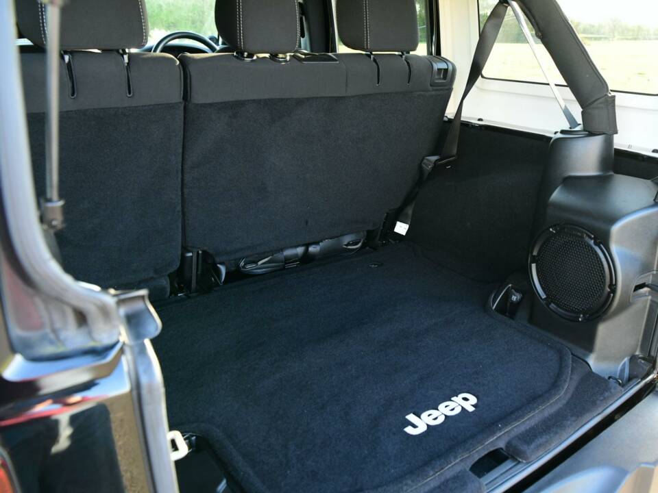 Image 40/50 de Jeep Wrangler Sahara 4.0L (2014)