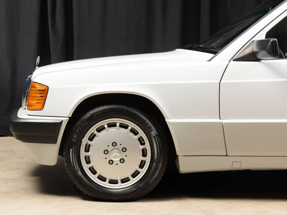 Image 25/78 de Mercedes-Benz 190 E 1.8 (1992)