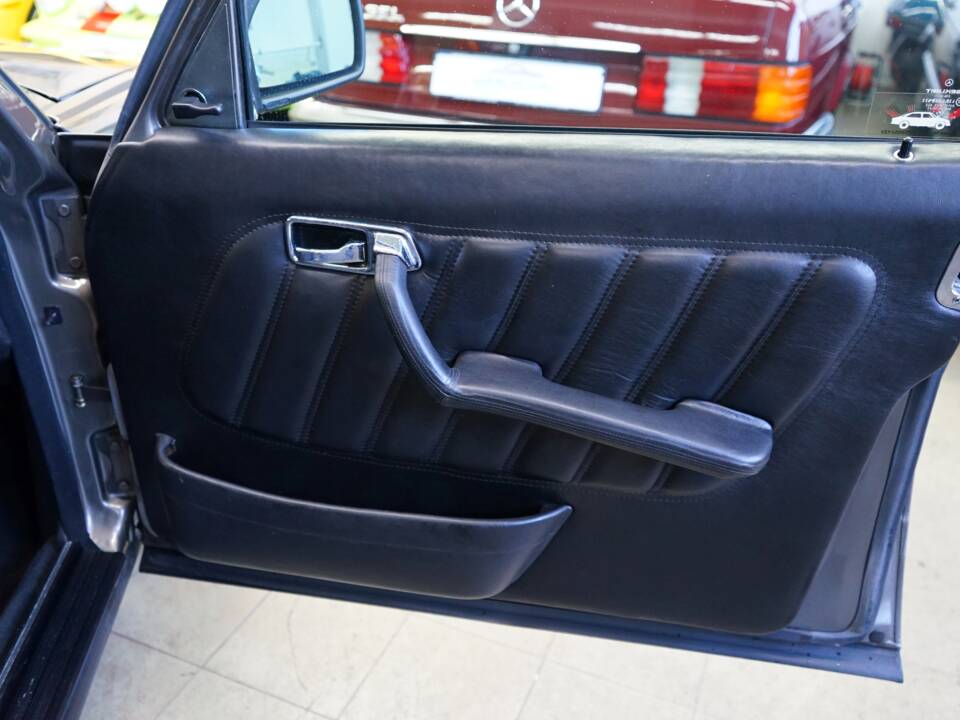 Image 20/36 de Mercedes-Benz 280 E (1982)