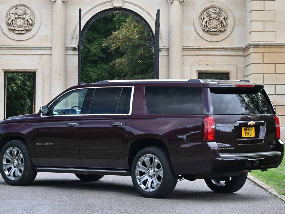 Image 3/50 of Chevrolet Suburban (2017)