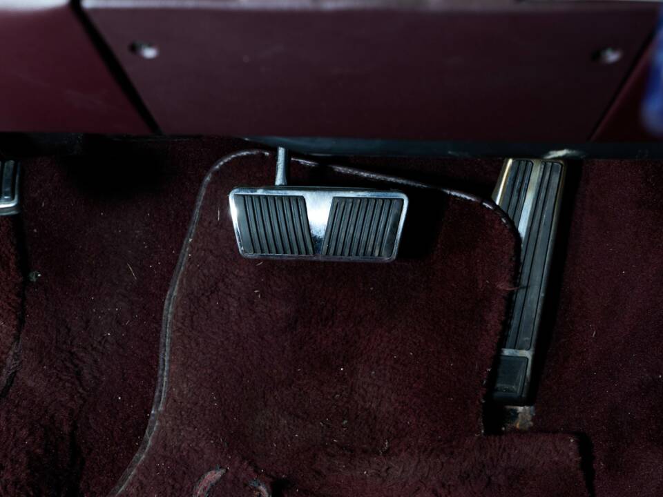 Image 45/58 of Cadillac Brougham Elegance (1988)