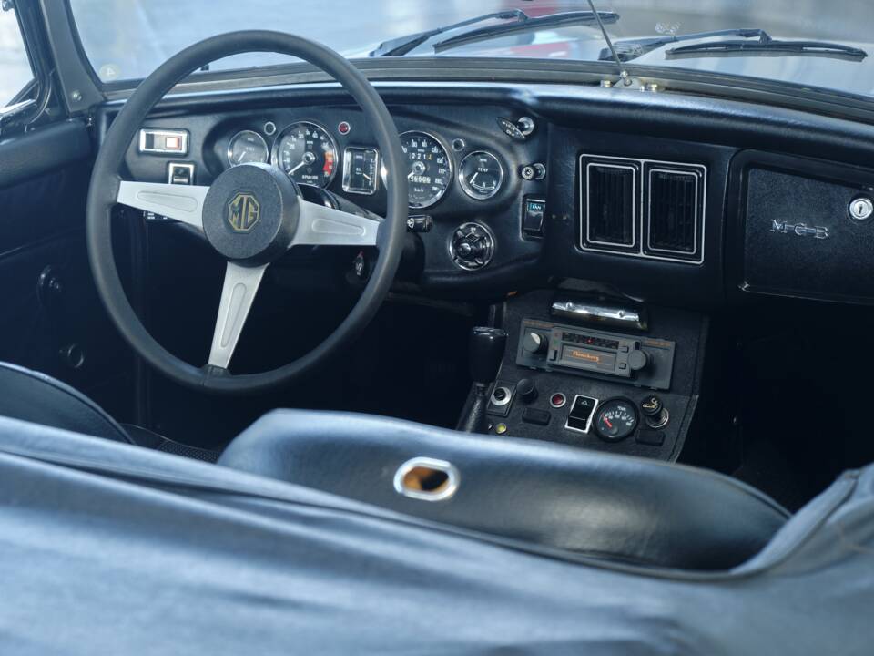 Image 43/50 of MG MGB (1976)