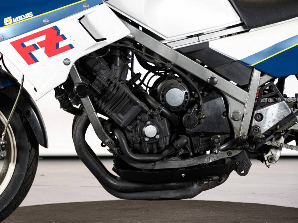 Image 13/50 of Yamaha FZ 750 (1986)