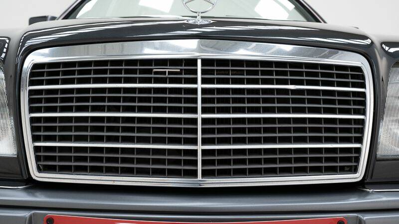 Image 13/15 of Mercedes-Benz E 220 (1994)