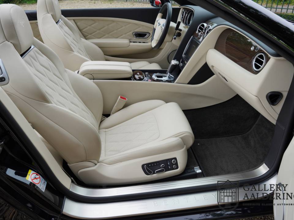 Image 23/50 of Bentley Continental GTC V8 (2014)