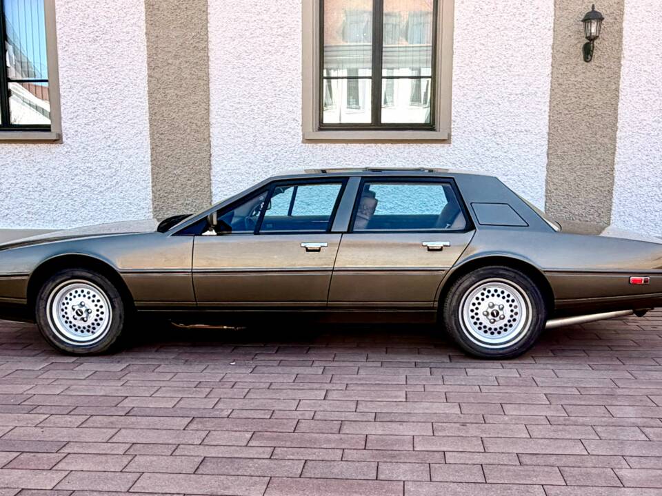 Image 2/18 of Aston Martin Lagonda (1982)