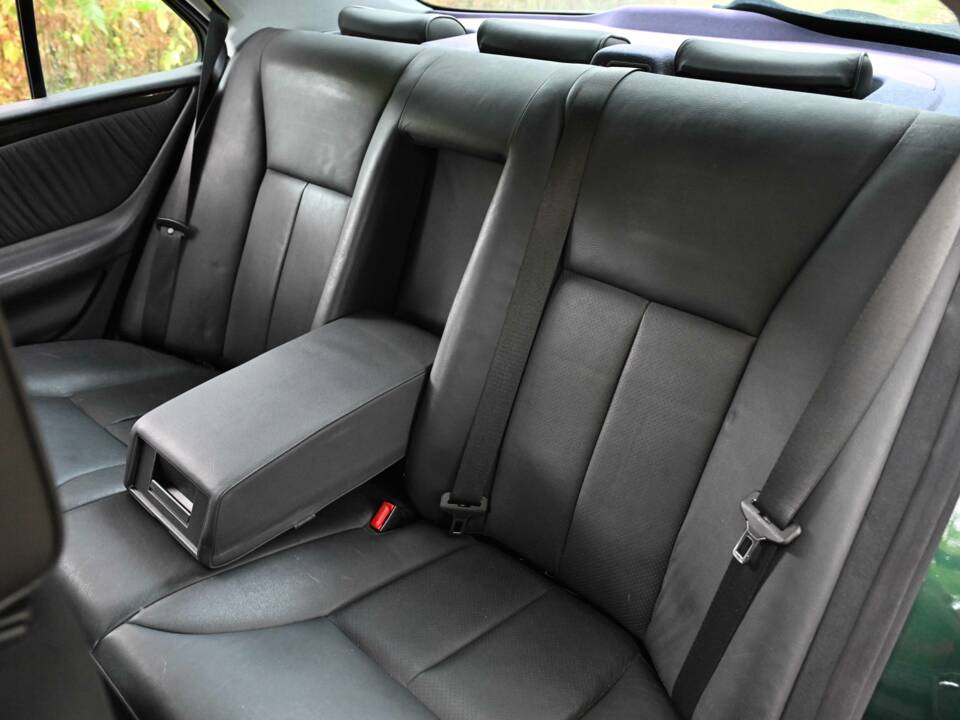 Image 13/50 of Mercedes-Benz E 320 (1998)