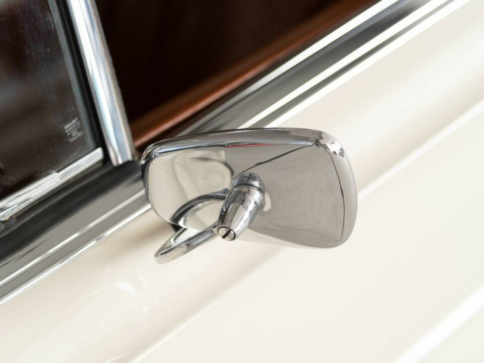 Bild 18/44 von Mercedes-Benz 220 SE b (1964)