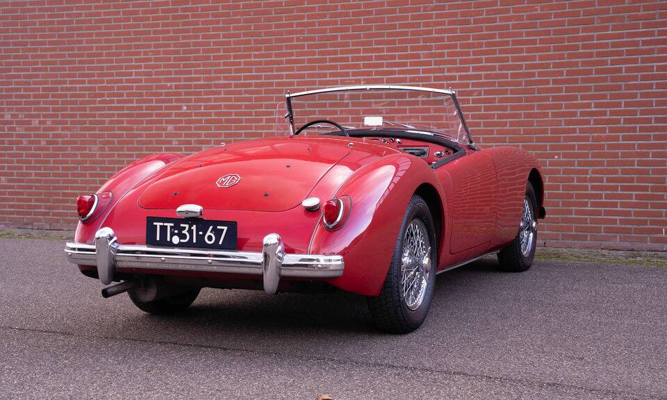 Image 6/8 of MG MGA 1500 (1956)