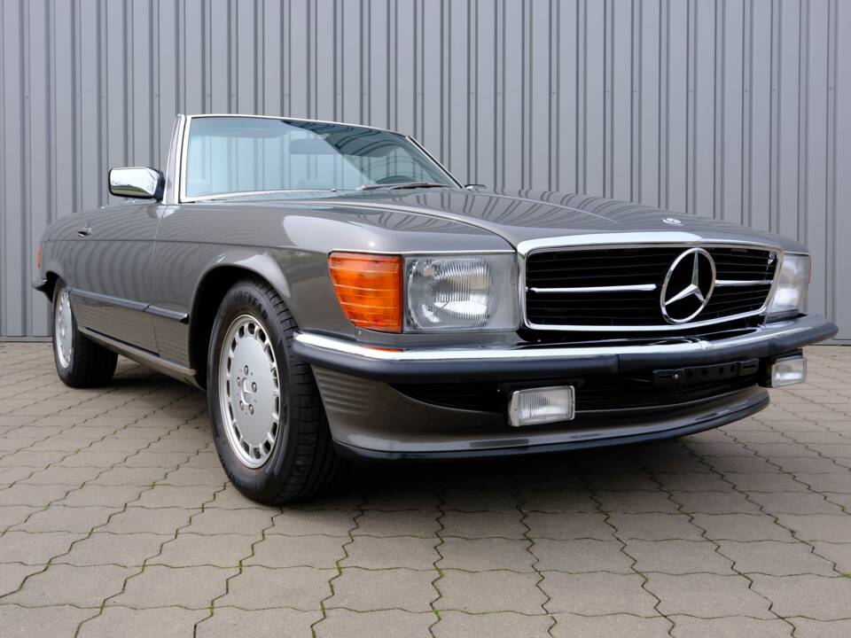Image 18/97 de Mercedes-Benz 560 SL (1987)