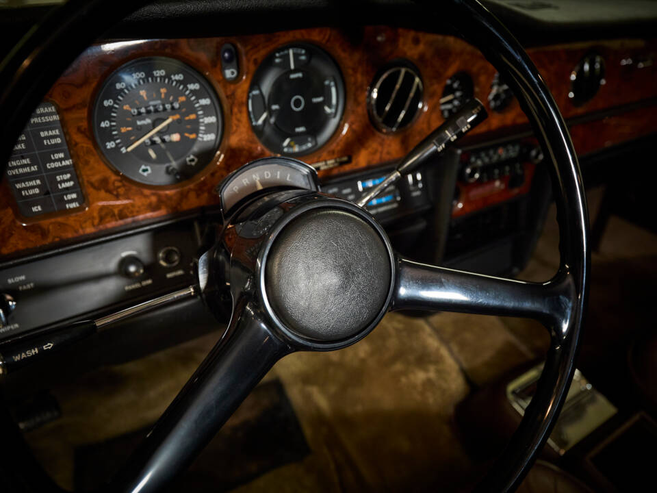 Image 66/99 of Rolls-Royce Corniche I (1979)