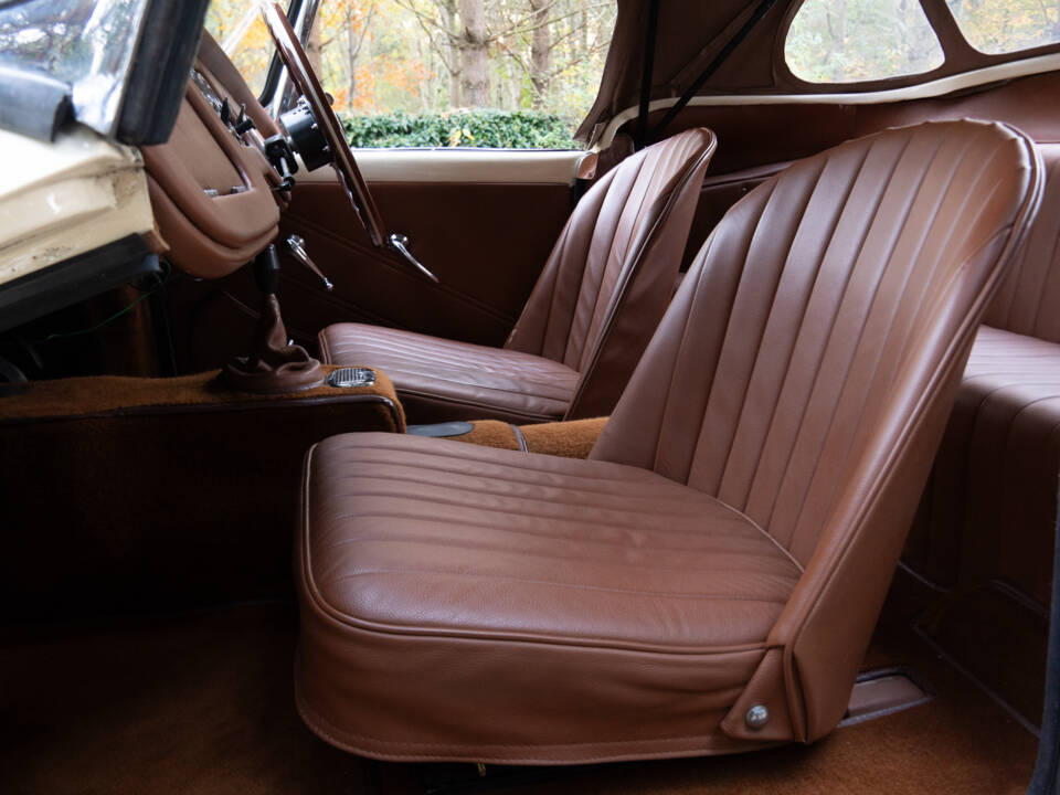 Image 13/13 of Daimler SP 250 (1960)
