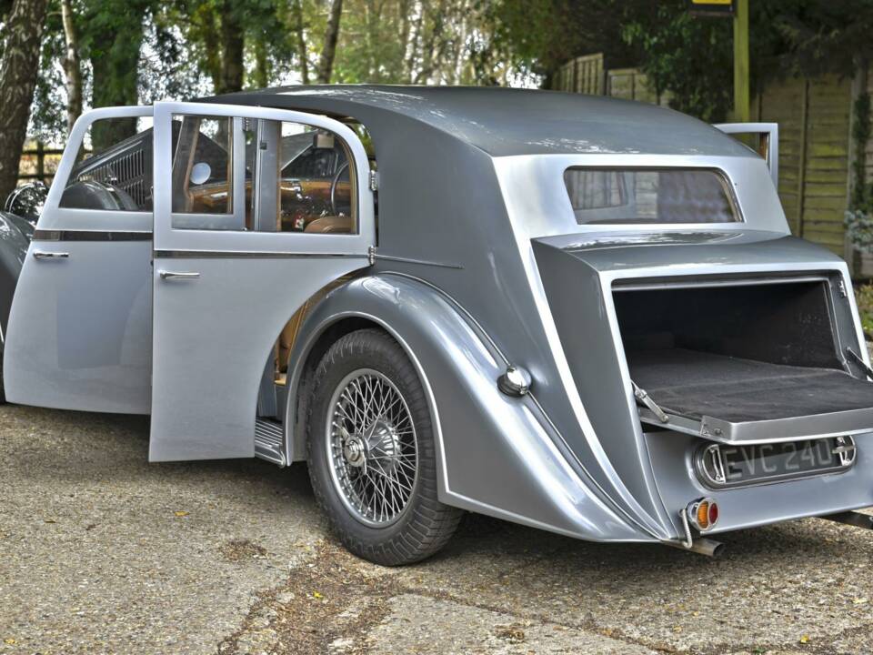 Image 19/50 of Alvis 4.3 Liter Saloon (1940)