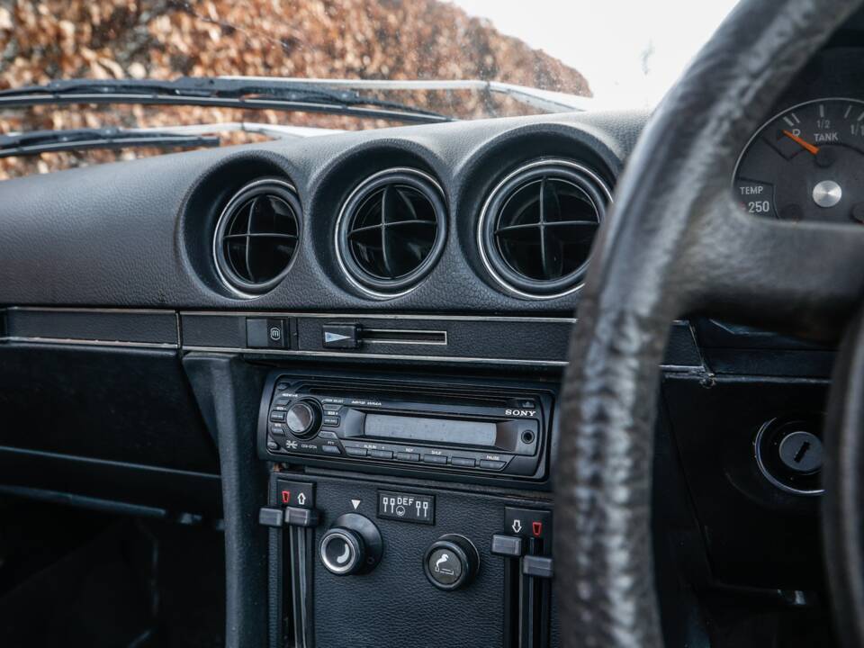 Image 22/40 of Mercedes-Benz 450 SL (1977)