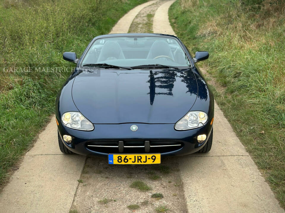 Afbeelding 2/100 van Jaguar XK8 4.0 (2000)