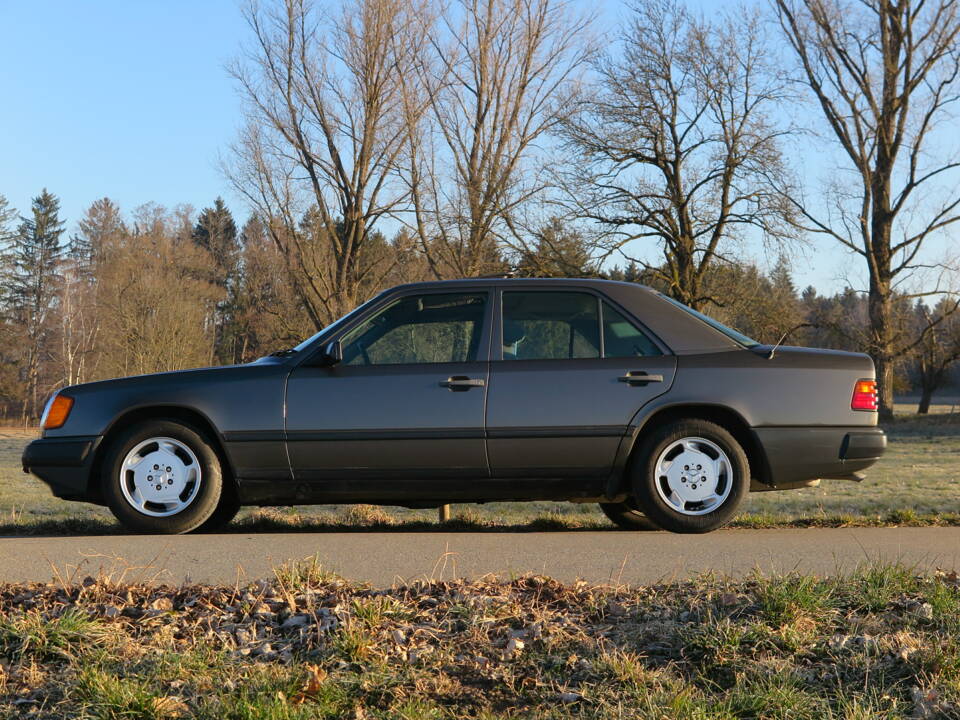 Imagen 1/92 de Mercedes-Benz 200 D (1989)