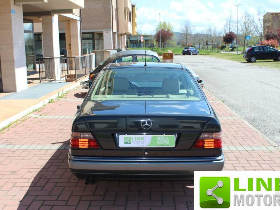 Image 6/10 of Mercedes-Benz 320 CE (1993)