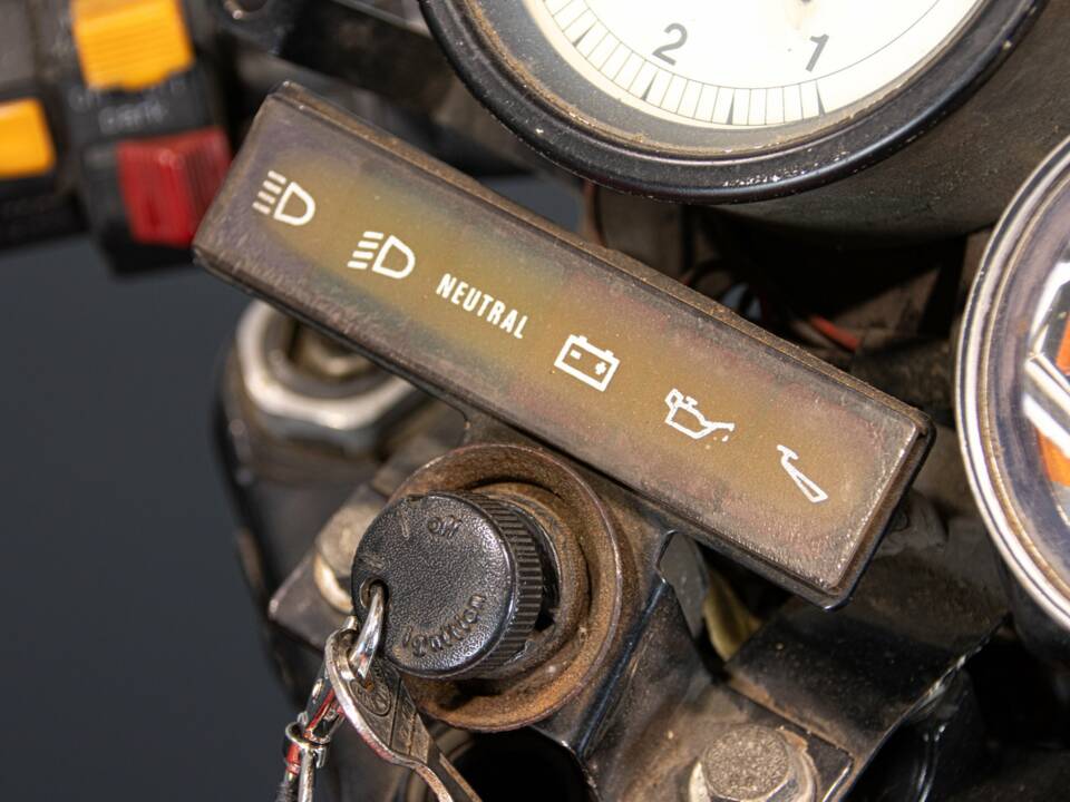 Image 33/49 de Moto Guzzi 850 LeMans (1981)