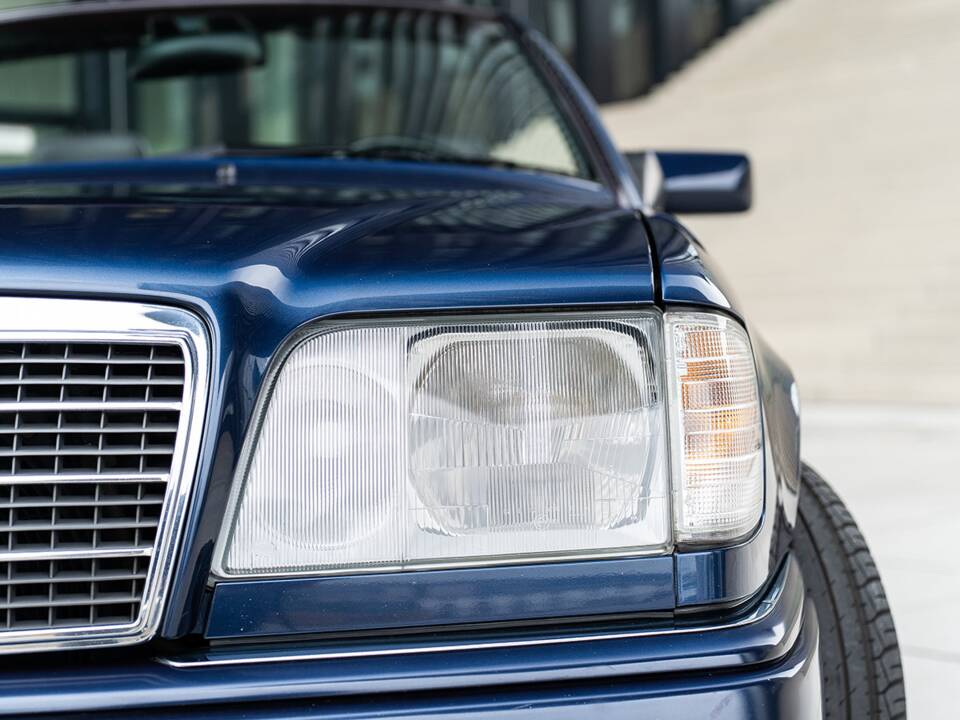 Image 14/45 of Mercedes-Benz E 220 (1995)