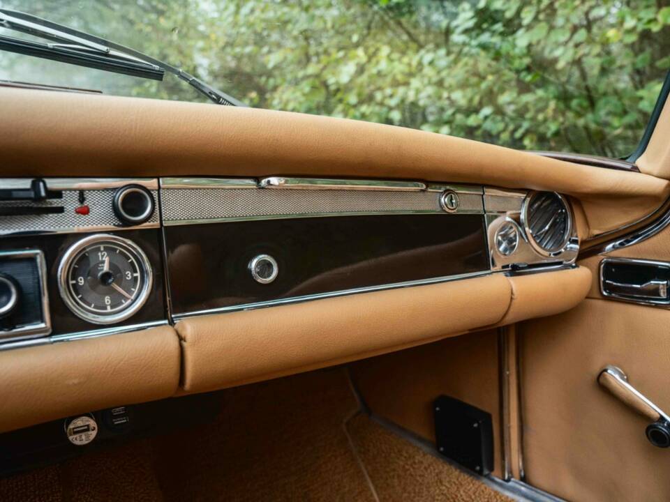 Image 15/28 of Mercedes-Benz 280 SL (1971)