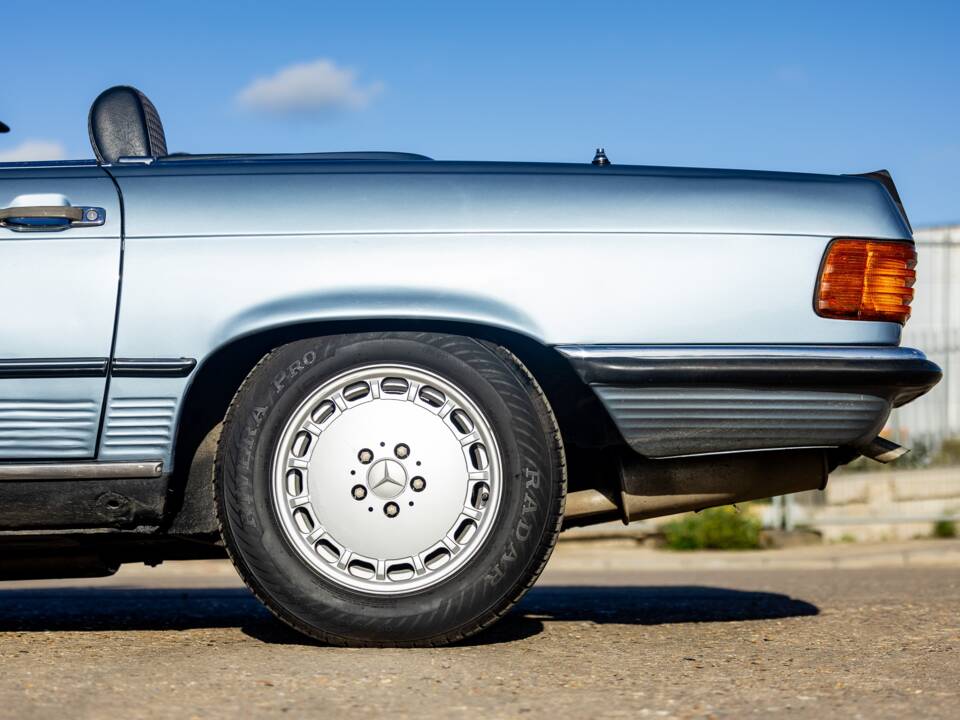 Image 28/47 of Mercedes-Benz 300 SL (1987)