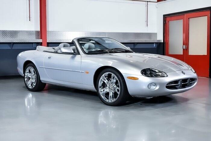 Image 1/7 de Jaguar XK8 4.2 (2003)