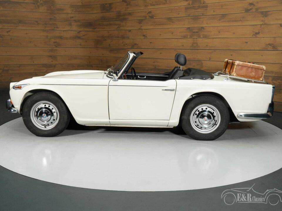 Image 15/19 of Triumph TR 4A IRS (1966)