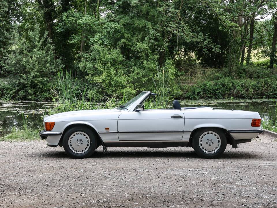 Image 27/43 of Mercedes-Benz 300 SL (1989)