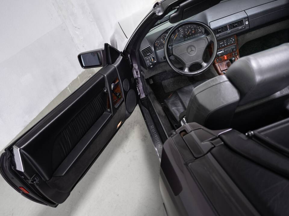Image 11/37 of Mercedes-Benz SL 320 (1993)