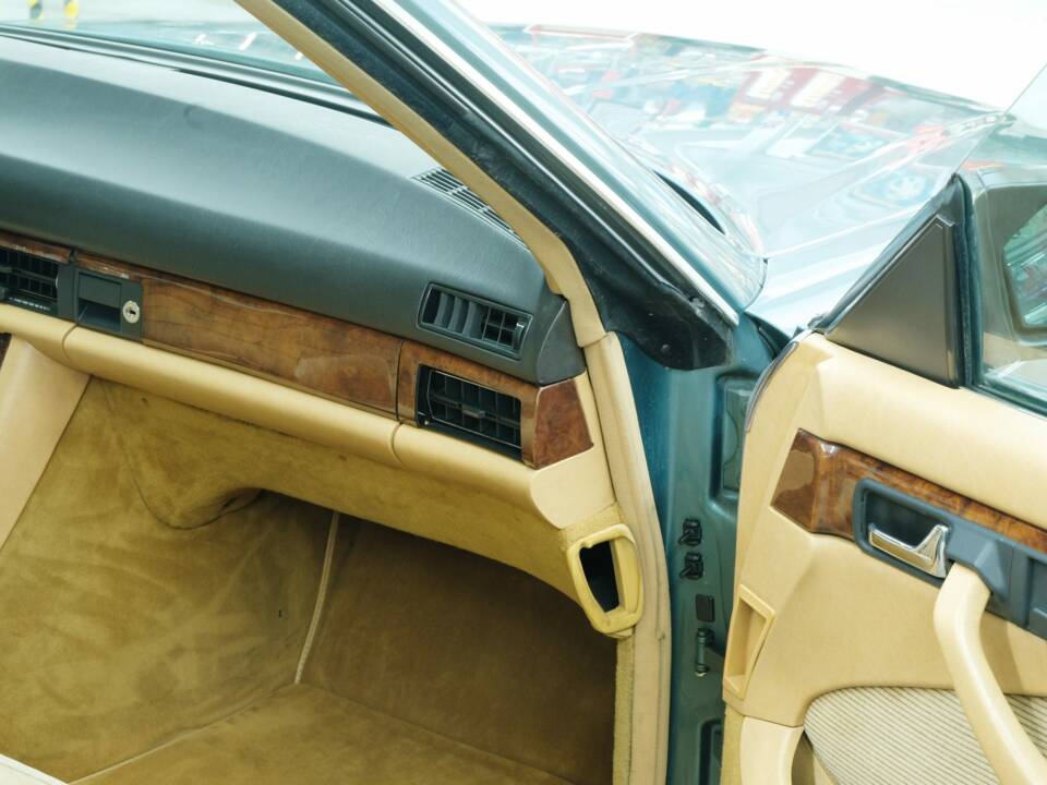 Bild 40/50 von Mercedes-Benz 380 SEC (1983)