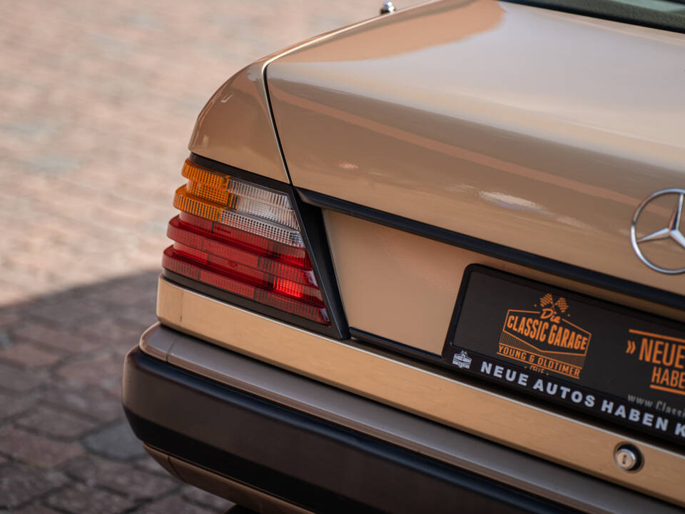Image 15/40 of Mercedes-Benz 300 CE (1987)