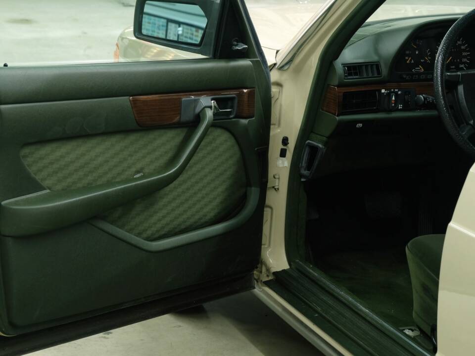 Bild 36/50 von Mercedes-Benz 280 SE (1984)