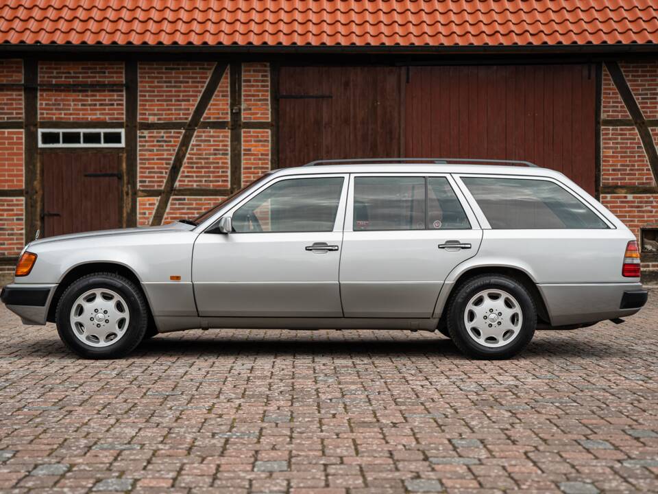 Imagen 10/72 de Mercedes-Benz 250 TD (1991)