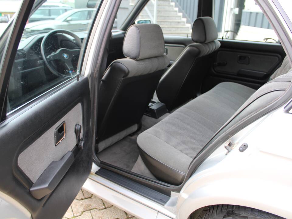 Image 13/32 de BMW 325ix (1990)