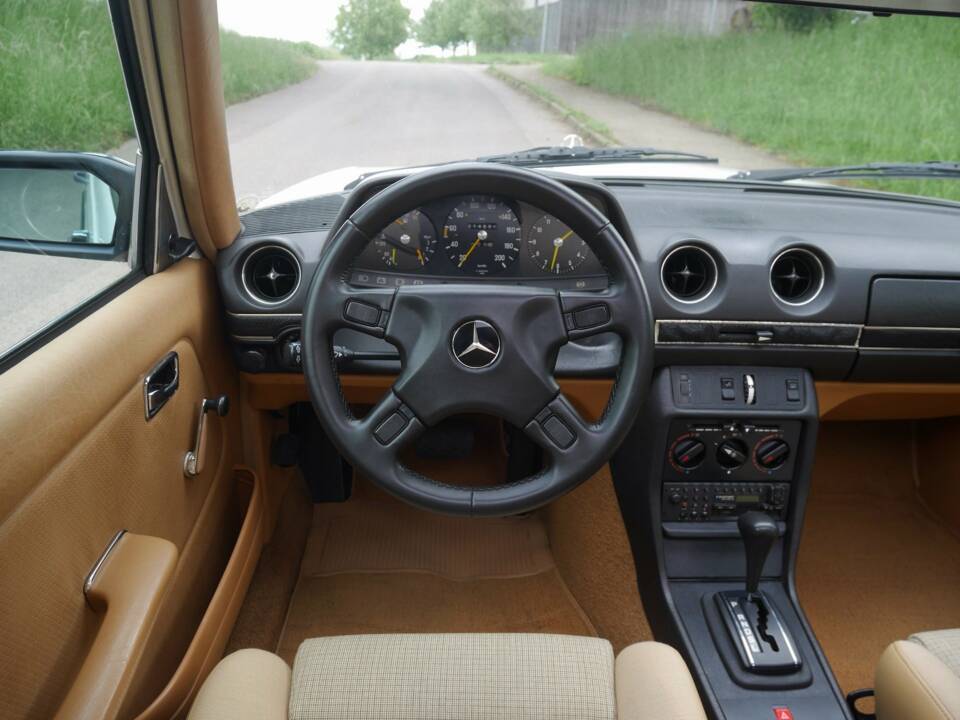Immagine 17/50 di Mercedes-Benz 230 E (1900)