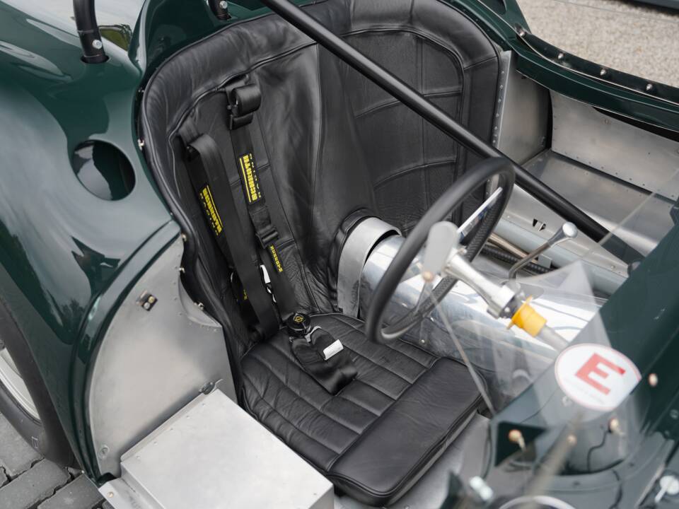 Image 13/50 of Lister Knobbly (1959)