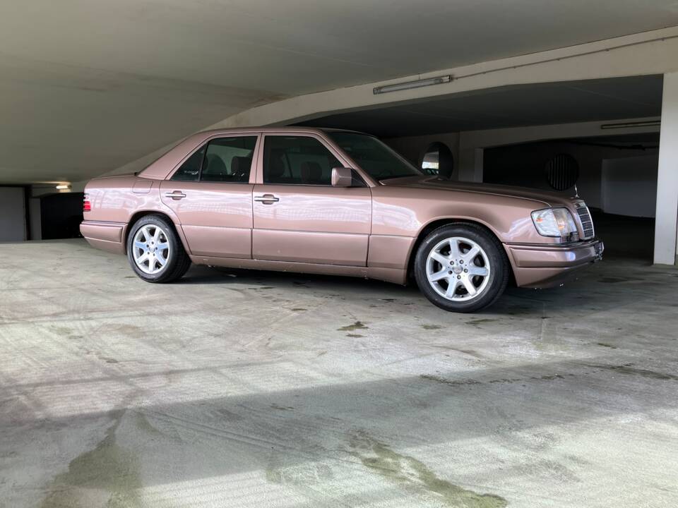 Afbeelding 3/9 van Mercedes-Benz E 220 (1994)