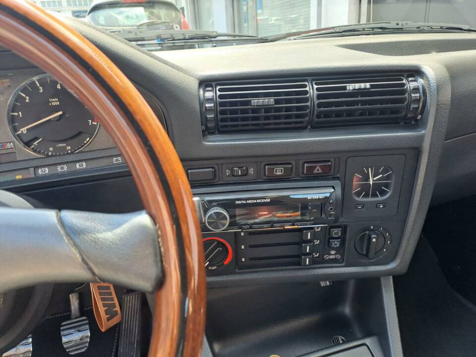 Immagine 39/50 di BMW 320i (1989)