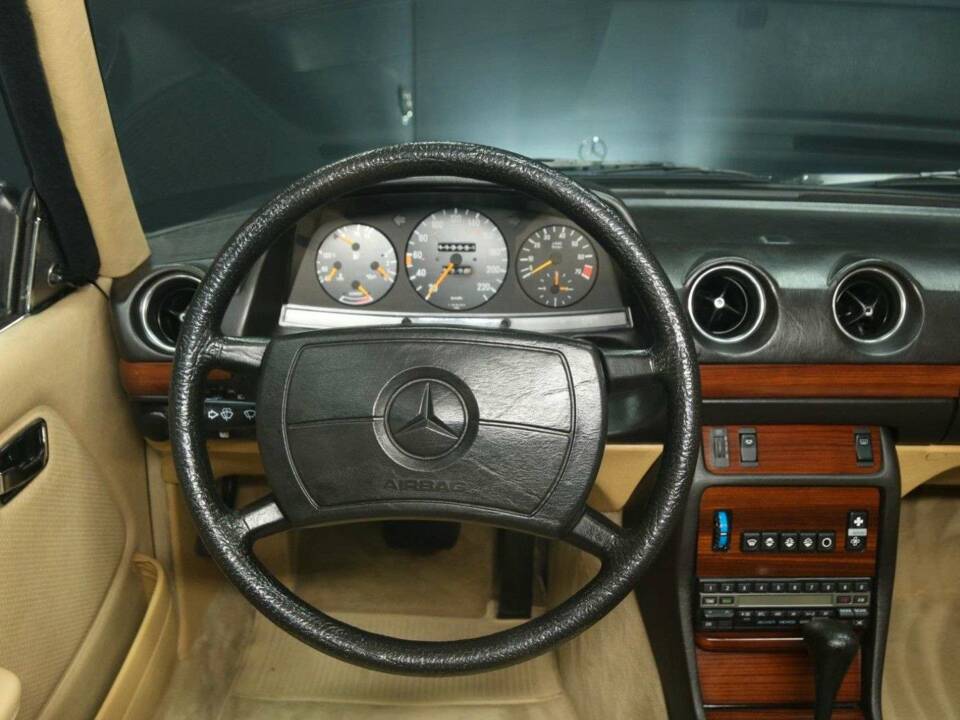 Imagen 15/30 de Mercedes-Benz 280 CE (1984)