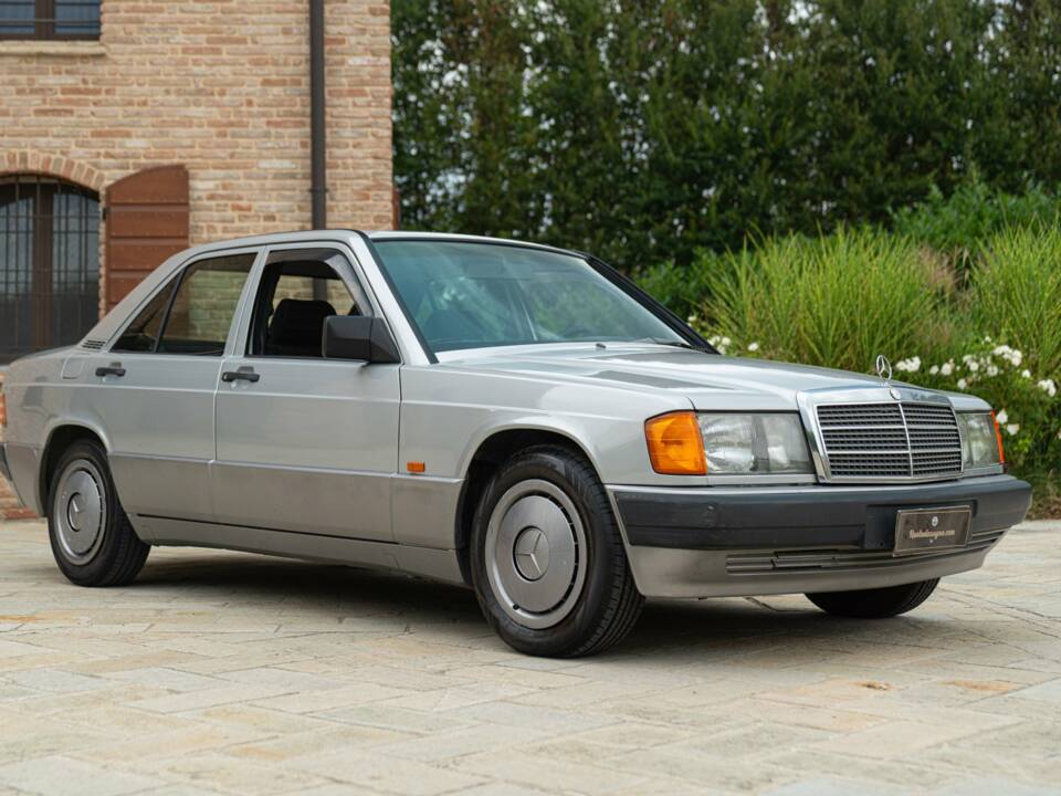 Image 2/50 of Mercedes-Benz 190 E 1.8 (1991)