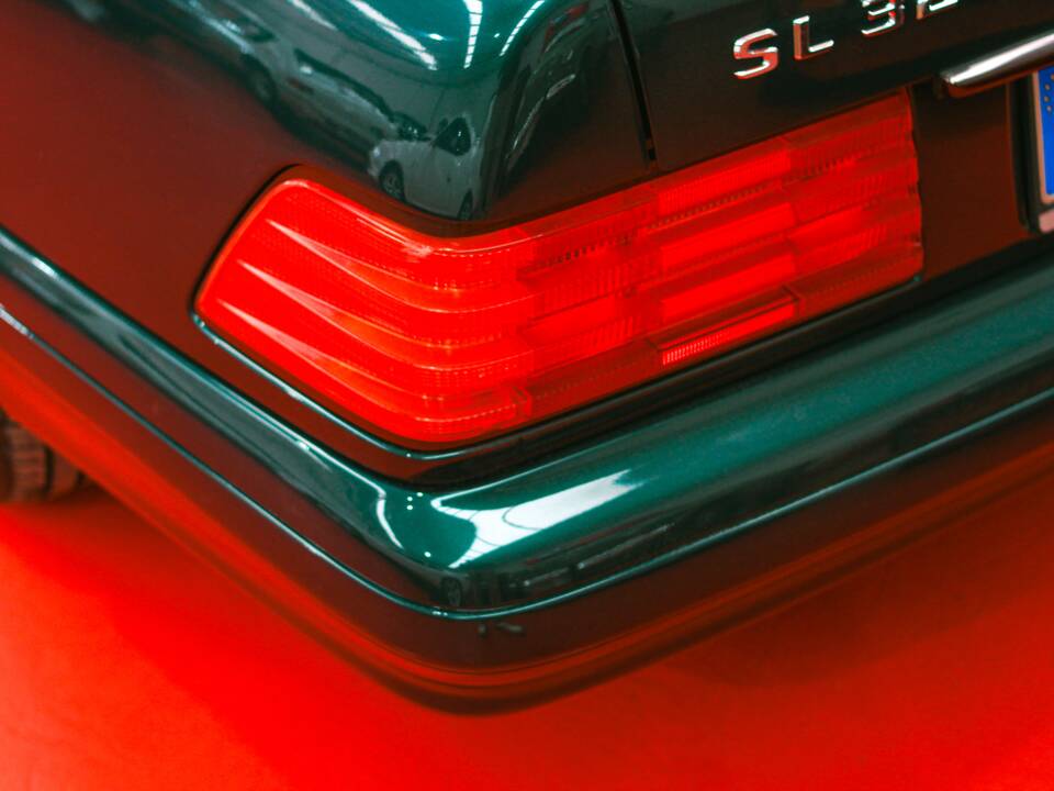 Image 32/50 of Mercedes-Benz SL 320 (1995)
