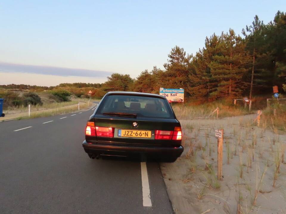 Image 7/8 of BMW 525i Touring (1995)