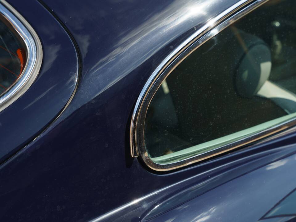 Image 16/35 de Jaguar E-Type (1968)