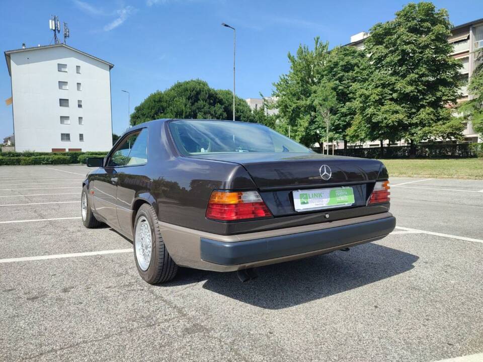 Image 6/10 of Mercedes-Benz 300 CE (1989)
